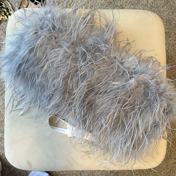 💥CHIC & SEXY💥DREAM DAZE FEATHER BANDEAU CROP TOP in Grey - Picture 2 of 7